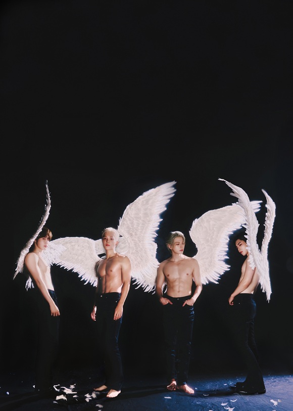 그룹 CIX는 고 챕터 1 : 고 투게더의 타이틀곡 니가 궁금해의 키워드로 섹시를 꼽았다. 이를 표현하기 위해 CIX는 상의 탈의 콘셉트 포토를 선보이기도 했다./C9엔터테인먼트