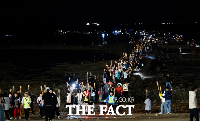 지난해 무창포해수욕장 신비의 바닷길 축제에서 많은 관광객들이 바닷길 걷기 체험을 하고 있다. /보령시
