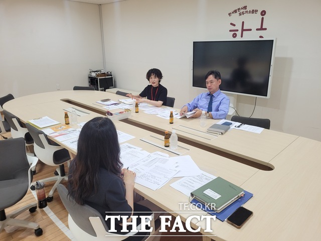 충남도교육청에서 학교 현장을 찾아 다문화교육 컨설팅을 징행하고 있다. /충남도교육청