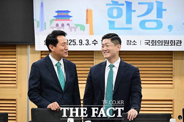 한강, 서울의 미래: 내일이 더 기대되는 서울 토론회를 앞두고 대화하는 오세훈 서울시장(왼쪽)과 김재섭 국민의힘 의원.