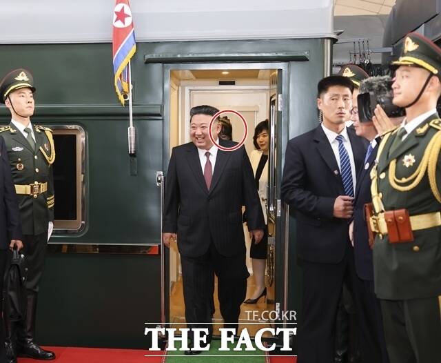 북한은 3일 노동신문을 통해 김정은 국무위원장의 방중 소식을 내부에도 알렸다. 김 위원장의 이번 방중에는 딸 주애도 동행에 관심이 모인다. 김 위원장이 전날 베이징에 도착해 전용열차에서 내리는 순간, 주애의 모습(빨간 원)이 보인다. /베이징=신화. 뉴시스