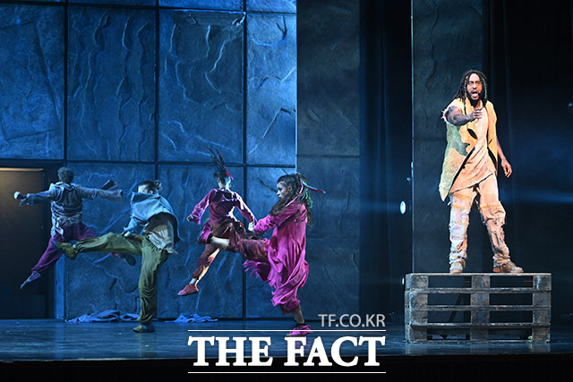 뮤지컬 노트르담 드 파리 프레스콜이 3일 오후 서울 종로구 세종문화회관 대극장에서 열린 가운데 배우 제이가 하이라이트 장면을 시연하고 있다. /남용희 기자