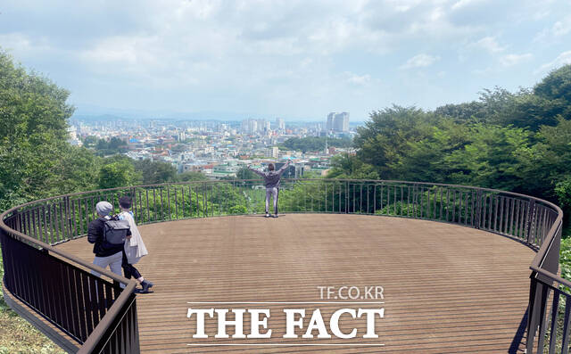 서산시 부춘산 등산로 전망데크 디자인(안), 서산시내가 내려다 보이는 모습. /서산시