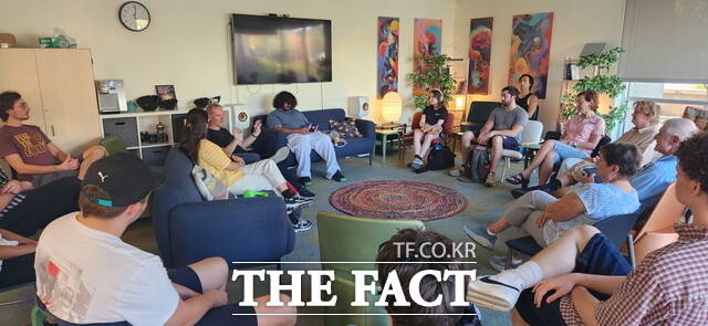 미국 애리조나주립대 학생들과 토론 수업 중인 UBRC 입주자들. /남서울대학교