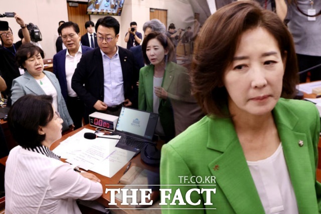 2일 서울 여의도 국회에서 열린 법제사법위원회 전체회의에서 나경원 국민의힘 의원 등이 추미애 위원장에게 의사 진행 방식에 대해 항의하고 있는 모습. / 뉴시스