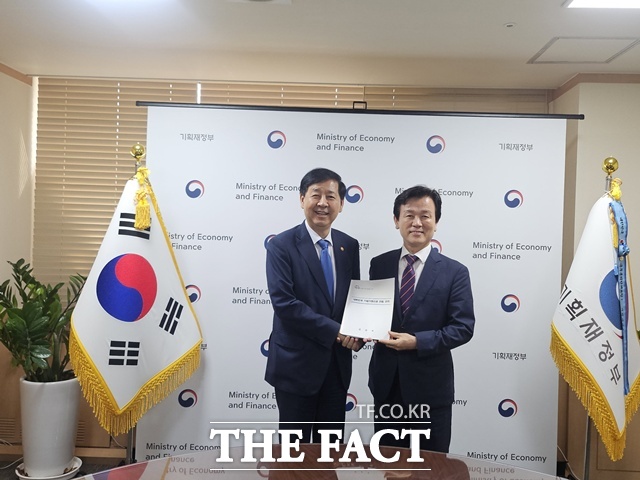 조규일(오른쪽)진주시장이 구윤철 기획재정부 장관을 만나 대한민국 기업가정신관 건립을 위한 실시설계 용역비 지원을 건의했다./진주시