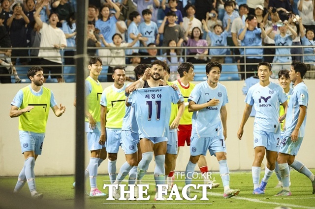 지난달 23일 대구에서 열린 대구FC와 제주SK FC와의 경기에서 세징야가 골을 넣은 후 기뻐하고 있다. /대구FC