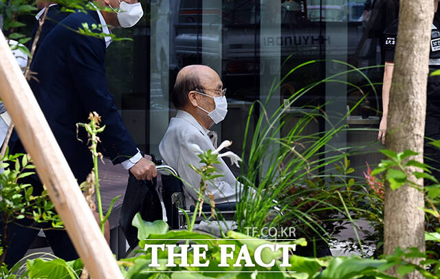 김건희 여사에게 고가의 금품을 제공했다고 자수한 이봉관 서희건설 회장이 조서 열람과 추가 조사를 위해 김 여사 연루 의혹들을 수사하는 민중기 특별검사팀에 연일 출석했지만 모습을 드러내진 않았다. 사진은 이 회장이 2일 오전 서울 종로구 KT광화문빌딩 웨스트 특검 사무실로 출석하고 있는 모습. /임영무 기자