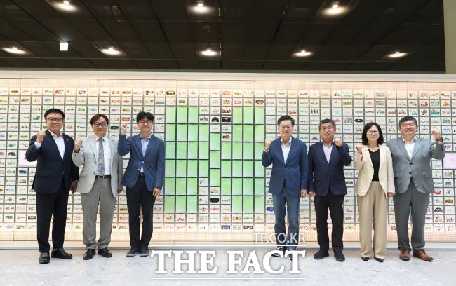 3일 오전 네이버 1784에서 열린 2025년 제2차 경기도 기후위기대응위원회 전체회의에서 김동연 경기도지사와 기후위기대응위기 위원회 위원들이 기념 촬영을 하고 있다./경기도