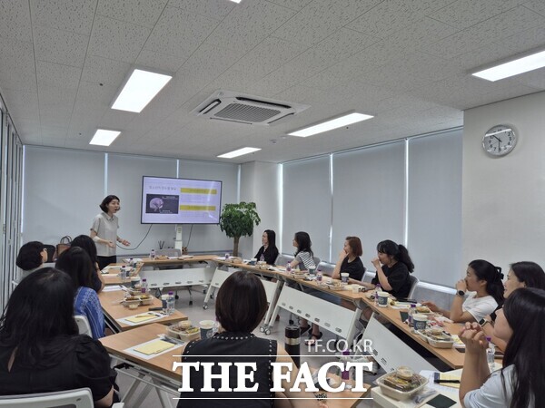 대전북부아동보호전문기관이 3일 부모 20여 명을 대상으로 브런치 강좌 사춘기 우리아이 마음알기 부모교육을 실시했다./대전북부아동보호전문기관
