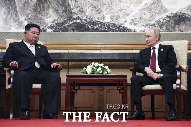김정은 북한 국무위원장이 3일 중국 전승절 80주년 기념행사를 계기로 블라디미르 푸틴 러시아 대통령과 정상회담을 갖고 양국 관계 강화를 언급했다. /베이징=AP. 뉴시스