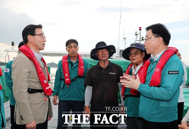 하승철 하동군수(오른쪽)와 서천호 국회의원(왼쪽)이 하동군 금남면 가두리·육상 양식장 현장을 점검하고 있다./하동군