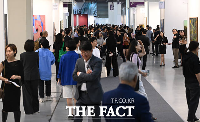 올해 키아프 서울은 공진(Resonance)이라는 주제를 선정해 예술의 회복력과 공명의 힘을 통해 미술 생태계의 지속가능성을 모색하고, 협력 플랫폼의 역할을 확대한다.