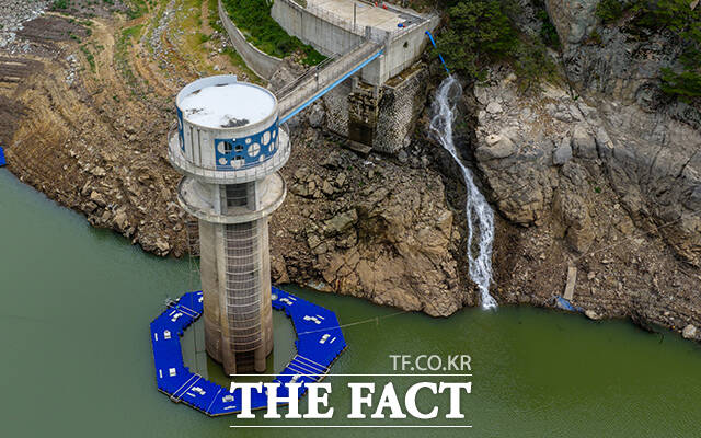 오봉저수지 하류의 남대천에서 관을 통해 끌어 올린 물이 쏟아지고 있다.