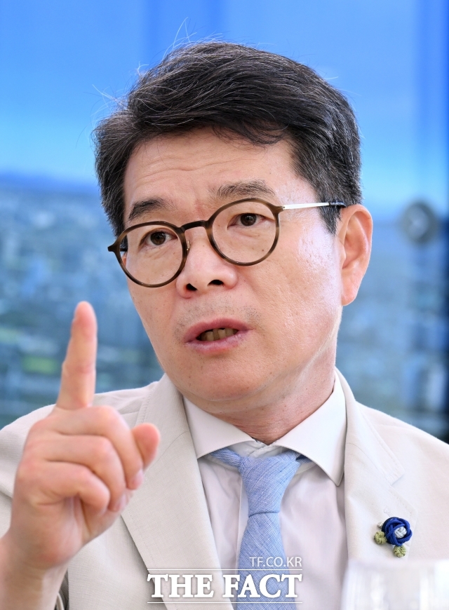 정원오 성동구청장이 2일 서울 성동구청장 집무실에서 <더팩트>와 인터뷰하고 있다./이새롬 기자