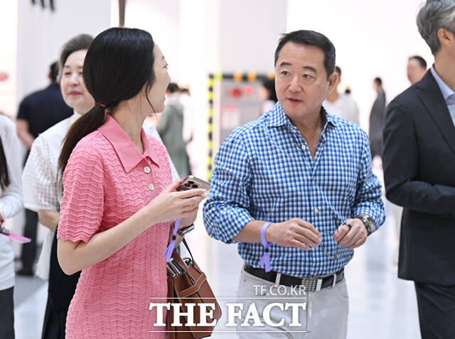 이웅열 코오롱그룹 명예회장이 3일 서울 강남구 코엑스에서 열린  프리즈 서울 2025(Frieze Seoul 2025)에 참석해 전시를 관람하고 있다. /이새롬 기자