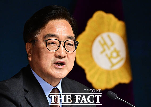 우원식 국회의장이 3일 베이징에서 진행된 제80주년 중국 전승전 열병식에 참관하기 전 김정은 북한 국무위원장과 악수를 나눴다. /배정한 기자