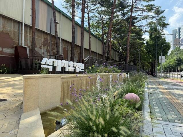 서울시가 철도·도로변 등 공해를 줄이기 위한 ‘완충 녹지’ 를 정비해, 시민 누구나 쉴 수 있는 정원형 녹지공간으로 재생한다. 사진은 성북구 석관동 석계치유정원의 모습. /서울시