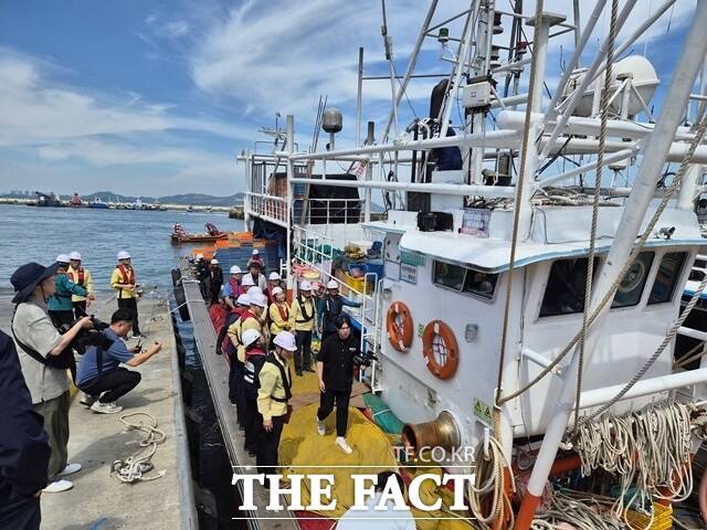 충남도와 해양수산부 관계자들이 3일 양식과 부두 등에서 사고 예방 합동 현장 점검을 실시하고 있다. /충남도