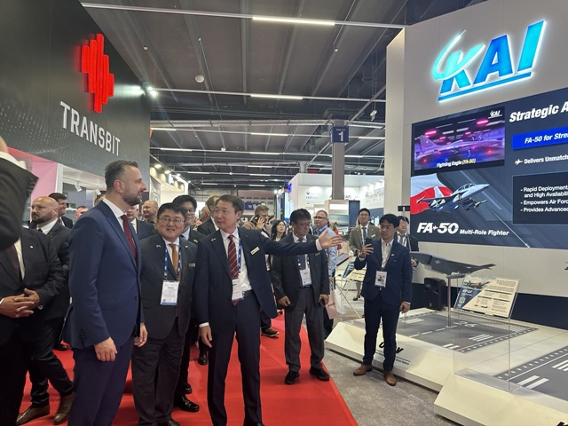 2~5일 폴란드 키엘체에서 열리는 국제방위산업전시회에서 KAI 부스를 방문한 부아디스와프 코시니악-카미슈 폴란드 부총리 겸 국방장관이 KAI 대표이사 차재병 부사장에게 설명을 듣고 있다. /KAI