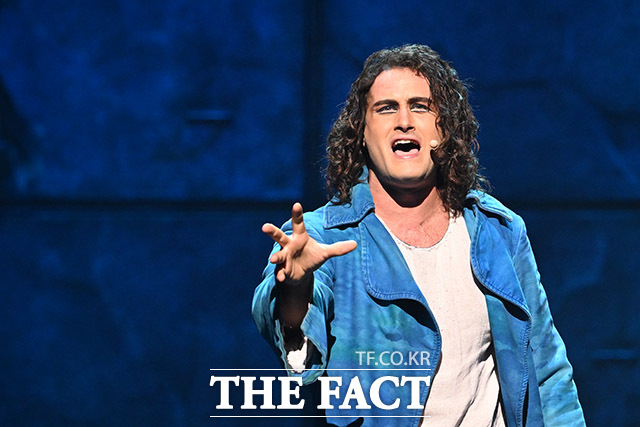 노트르담 드 파리는 15세기 파리를 배경으로 에스메랄다를 둘러싼 콰지모도와 프롤로, 페뷔스 세 인물의 비극적인 사랑을 통해 인간의 욕망과 편견 그리고 사회의 부조리를 무겁고도 아름답게 그려내는 작품이다. /남용희 기자