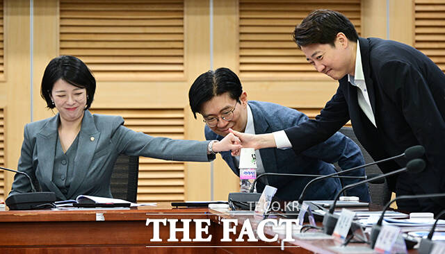 토론회 내빈으로 참석한 배현진 국민의힘 의원(왼쪽)과 이준석 개혁신당 대표가 악수하고 있다. 가운데는 조정훈 국민의힘 의원.