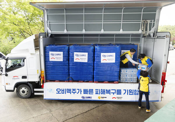 오비맥주가 사단법인 희망브리지 전국재해구호협회를 통해 강릉시에 생수를 긴급 지원한다. /오비맥주