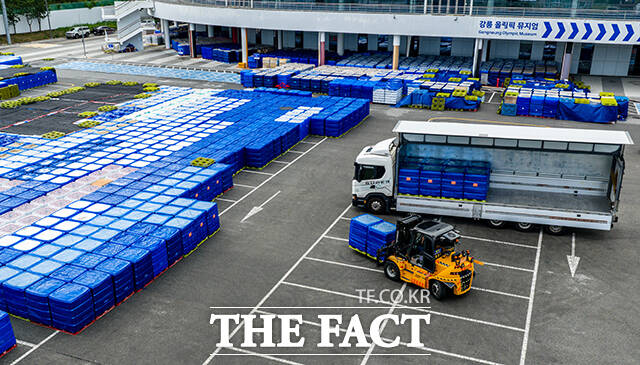 강릉 아레나 주차장에는 기부된 생수들이 쌓여있다.