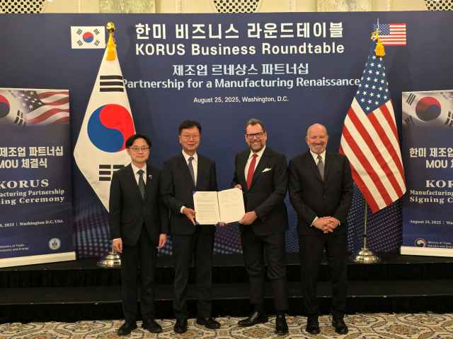 삼성중공업이 지난달 25일(현지시간) 한미 정상회담이 열린 미국 워싱턴 DC에서 비거 마린그룹과 전략전 파트너십(MOU)을 체결했다. (왼쪽부터) 김정관 한국 산업통상자원부 장관, 최성안 삼성중공업 대표이사, 프란체스코 발렌테 비거 마린그룹 대표이사, 하워드 러트닉 미국 상무부 장관. /삼성중공업