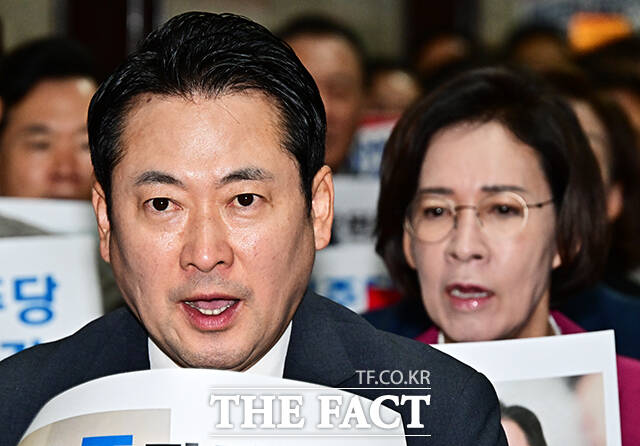 장동혁 국민의힘 대표가 3일 오후 서울 여의도 국회 원내대표실 앞 복도에서 내란 특검의 압수수색 시도를 저지하기 위해 농성을 벌이는 모습. /배정한 기자