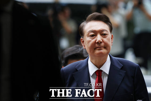 서울구치소에 수감된 윤석열 전 대통령에게 특혜를 줬다는 의혹으로 검찰에 고발당한 김현우 전 서울구치소장 사건을 경찰이 수사한다. 사진은 윤 전 대통령이 지난 7월9일 구속영장실질심사를 받기 위해 서울 서초구 서울중앙지법에 들어서는 모습. /사진공동취재단>