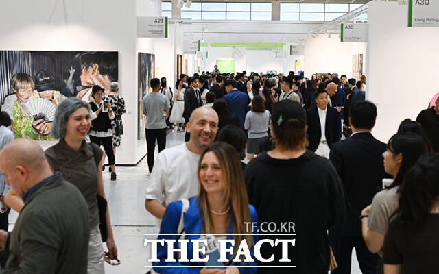 국내 최대 아트 페어 키아프 서울(Kiaf SEOUL) 2025)과 세계적인 아트페어 프리즈 서울 2025(Frieze Seoul 2025)이 3일 서울 강남구 코엑스에서 동시 개막한 가운데, 참가자들로 전시장이 붐비고 있다. /이새롬 기자