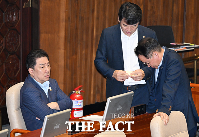 더불어민주당이 내란특별재판부(내란특판) 설치 논의를 법사위에서 지도부로 확대하며 판을 키우고 있다. 내란전담재판부 신설이나 지귀연 부장판사 인사 조치 요구 등 대안도 거론된다. 사진은 김병기 원내대표./배정한 기자