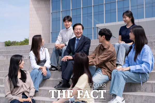 충남대학교가 2026학년도 수시모집에서 3357명을 선발한다. 김정겸 충남대 총장이 학생들이 담소를 나누며 소통하고 있다./충남대학교