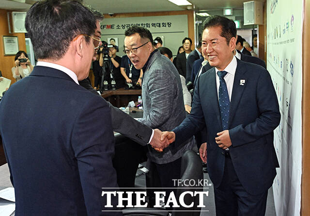 참석자들과 인사하는 정청래 더불어민주당 대표.