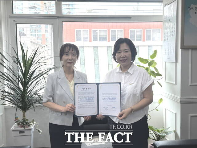 아산시와 순천향대학교 RISE사업단 공공의료서비스개선센터 관계자가 업무협약 체결 후 기념 촬영을 하고 있다./아산시