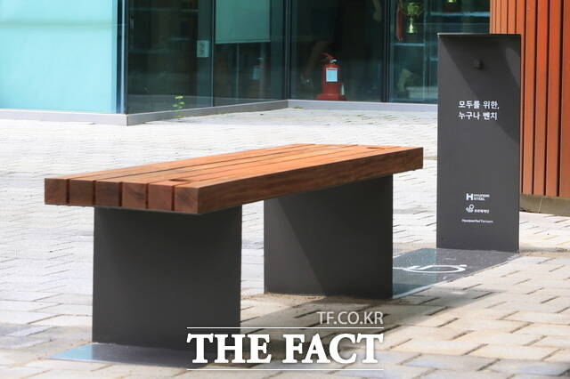 현대제철이 자사 생산제품으로 만든 장애인과 비장애인이 함께 이용할 수 있는 누구나 벤치. /현대제철