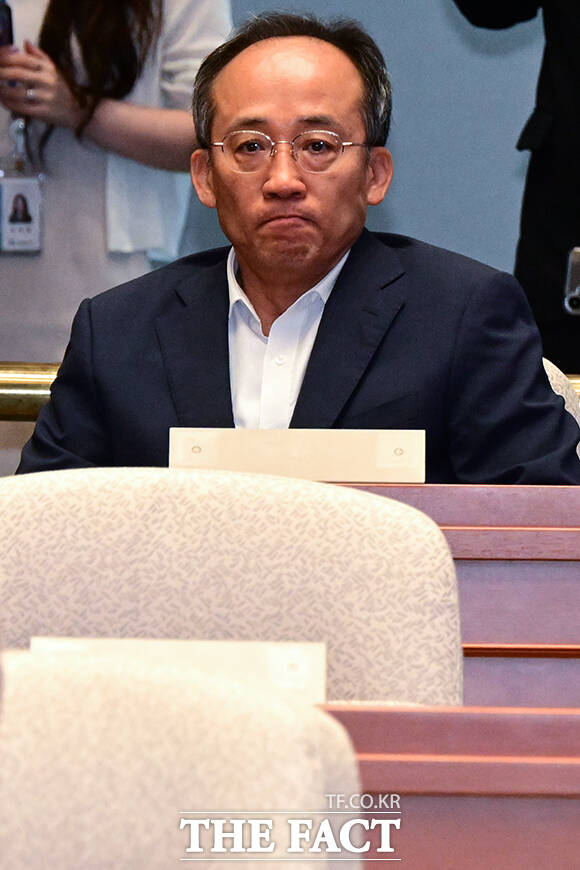 이날 의원총회에 참석한 추경호 의원이 굳은 표정을 짓고 있다.