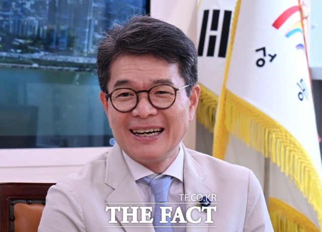 정원오 성동구청장이 2일 서울 성동구청장 집무실에서 <더팩트>와 인터뷰하고 있다./이새롬 기자