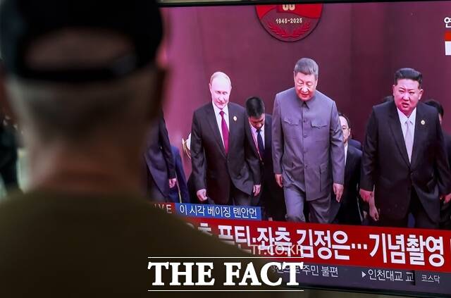 김정은 북한 국무위원장이 3일(현지시간) 오전 중국 베이징 톈안먼 광장에서 열린 전승절 80주년 열병식에 시진핑 국가 주석, 블라디미르 푸틴 대통령과 나란히 입장했다. /뉴시스