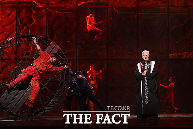 뮤지컬 노트르담 드 파리 프레스콜이 3일 오후 서울 종로구 세종문화회관 대극장에서 열린 가운데 배우들이 하이라이트 장면을 시연하고 있다. /남용희 기자