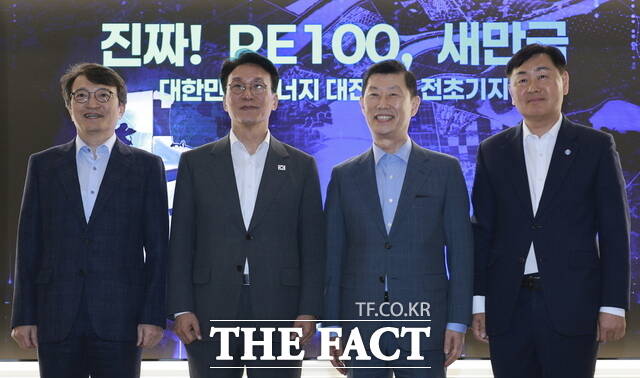 3일 오후 전북 군산시 새만금개발청을 찾은 김민석 국무총리(왼쪽 두 번째)가 김관영 전북도지사(왼쪽 네 번째)와 김의겸 새만금개발청장(왼쪽 첫 번째), 김홍국 새만금위원회 민간위원장(하림그룹 회장) 등 참석자들과 기념촬영을 하고 있다. /전북도