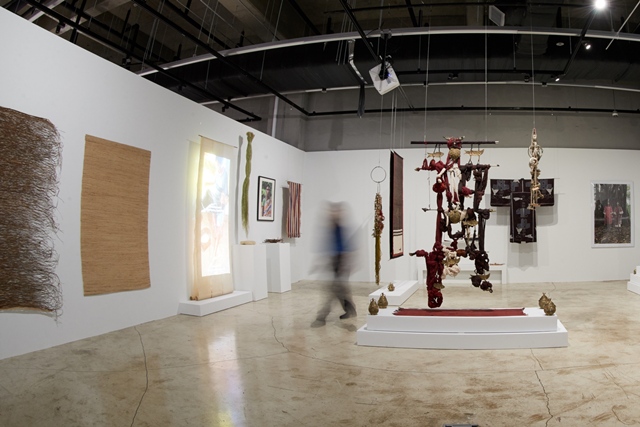 보이토, 모헨조다로 텍스타일(2025) 외, 현대 트랜스로컬 시리즈: 엮음과 짜임 전시 전경. /김우일, 청주공예비엔날레조직위원회 제공