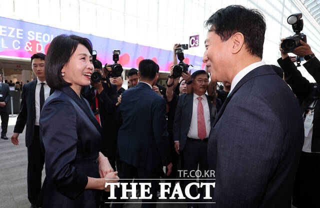 김혜경 여사와 오세훈 서울시장이 전시에 참석해 인사를 하고 있다.