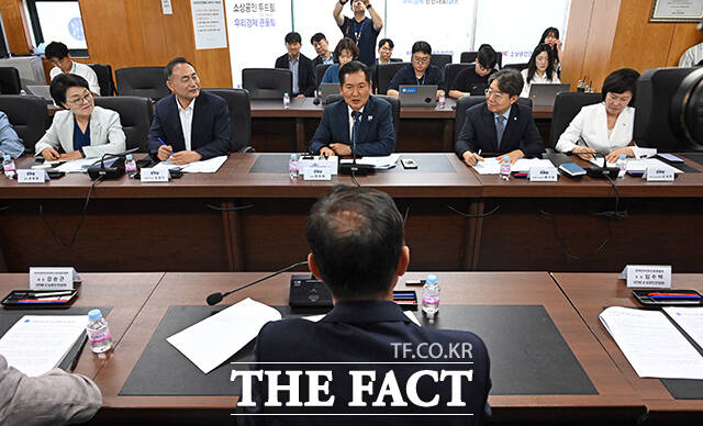 정청래 더불어민주당 대표가 3일 서울 여의도 소상공인연합회를 찾아 정책간담회를 열고 인사말을 하고 있다. /배정한 기자