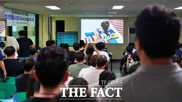 전북 전주시 시설관리공단이 실제 수영장 익수자 발생 상황을 가정해 수영장 안전관리 시스템 시연하는 모습. /전주시 시설관리공단