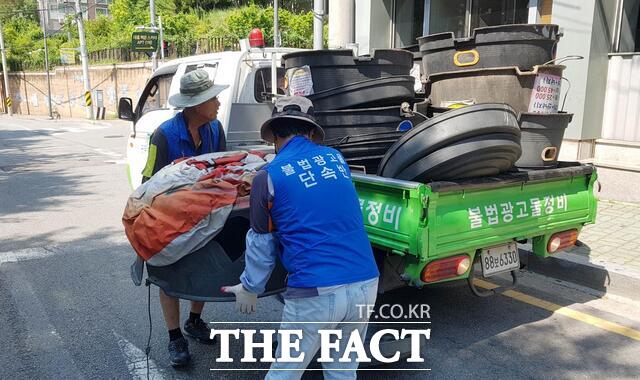 광주 남구가 불법 광고물 정비를 실시하고 있다./광주 남구