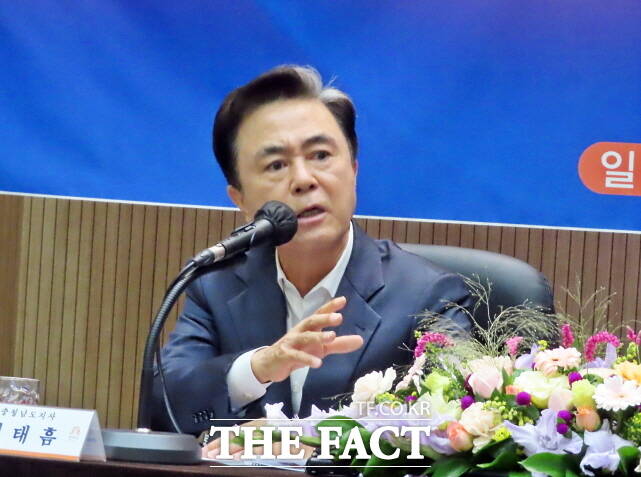 김태흠 충남도지사가 3일 민선8기 4년 차 시군 방문 세 번째 일정으로 공주시를 방문하고 언론인과 간담회를 갖고 있다. /김형중 기자