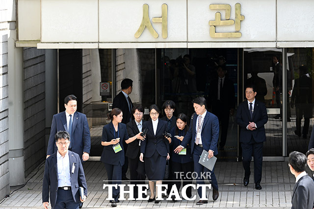 자본시장과 금융투자업에 관한 법률 위반, 정치자금법 위반, 특정범죄 가중처벌 등에 관한 법률 위반(알선수재) 등의 혐의를 받는 윤석열 전 대통령 부인 김건희 씨가 12일 오후 서울 서초구 서울중앙지법에서 열린 구속 전 피의자 심문(영장실질심사)을 마치고 법원을 나서고 있다./남용희 기자