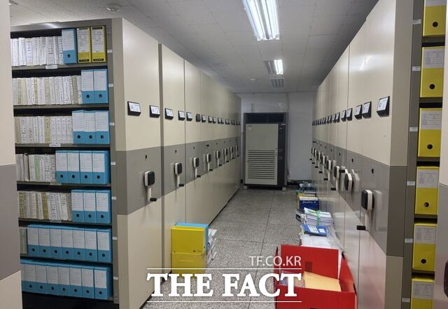 완도군에 보관돼 있는 30년 이상의 보상 관련 중요 기록물. /완도군